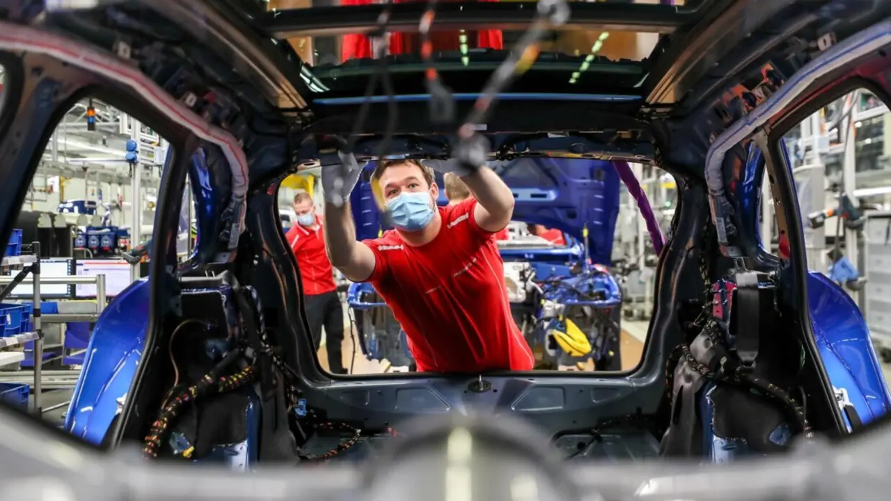  Archivo - Un empleado trabajando en una f&aacute;brica de coches Porsche en Leipzig (Alemania). - Jan Woitas/dpa-Zentralbild/dpa - Archivo 