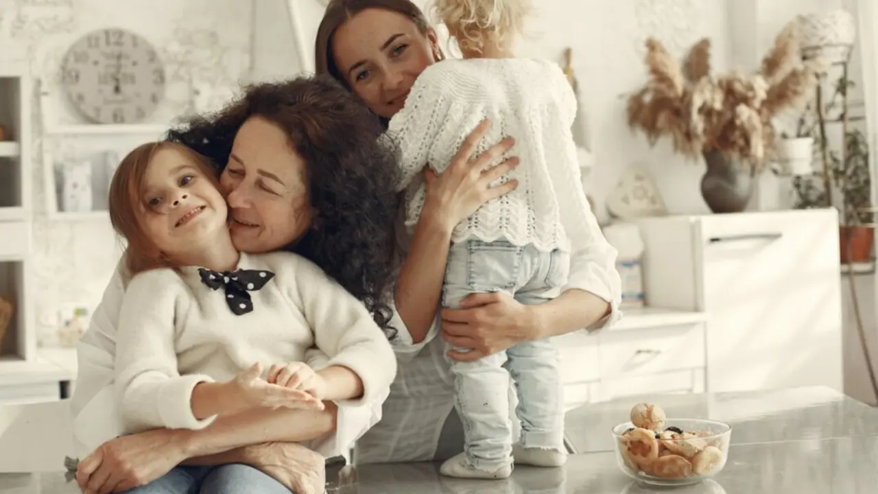 El D&iacute;a de la Mujer es una oportunidad para reflexionar sobre los desaf&iacute;os que enfrentan las mujeres, especialmente aquellas que equilibran la maternidad con el emprendimiento. En Espa&ntilde;a, las madres emprendedoras se encuentran con obst&aacute;culos &uacute;nicos que requieren una dosis extra de resiliencia y dedicaci&oacute;n. <br><br>Un claro ejemplo de liderazgo femenino en este &aacute;mbito es el caso de la CEO de Queissada Cominicaci&oacute;n, Juliana Queissada, una empresa comandada por una mujer madre, que ilustra perfectamente las dificultades cotidianas que se viven al intentar compaginar la maternidad con la gesti&oacute;n empresarial.<br><br>A pesar de los obst&aacute;culos, la maternidad tard&iacute;a y el emprendimiento se est&aacute;n convirtiendo cada vez m&aacute;s en una realidad viable, a medida que las mujeres encuentran formas de apoyarse mutuamente e impulsar sus negocios. El ejemplo de liderazgos femeninos como el da CEO de Queissada Comunicaci&oacute;n, Juliana Queissada, demuestra que es posible crear empresas exitosas, equilibrando el cuidado de los hijos y el desarrollo de una carrera. "Muchas veces no s&oacute;lo pienso en el sueldo neto frente a mi emprendimiento, sino tambi&eacute;n en lo que queda despu&eacute;s de restar tantas cosas, sino en la satisfacci&oacute;n de poder seguir desarrollando mi trabajo y ejercer la labor de ser madre a la vez", relata Juliana.<br><br>Cada vez m&aacute;s mujeres en la sociedad espa&ntilde;ola eligen retrasar la maternidad para centrarse en sus carreras y en el emprendimiento. La edad media de las madres en Espa&ntilde;a ha ido aumentando, alcanzando en 2021 los 40 a&ntilde;os, una de las m&aacute;s altas de la Uni&oacute;n Europea. Este dato de Europa Press refleja las transformaciones en las condiciones sociales y econ&oacute;micas que influyen en las decisiones de las mujeres sobre la familia y la maternidad, y resalta a&uacute;n m&aacute;s los retos a los que se enfrentan las madres emprendedoras.<br><br>Mira los desaf&iacute;os enfrentados por las madres emprendedoras en Espa&ntilde;a:<br><br> Alto costo de las guarder&iacute;as y de educa&ccedil;&atilde;o infantil<br>Con el aumento de la maternidad tard&iacute;a, muchas madres emprendedoras en Espa&ntilde;a enfrentan uno de los mayores desaf&iacute;os financieros: el elevado costo de las guarder&iacute;a. En varias regiones del pa&iacute;s, el precio mensual de una guarder&iacute;a puede superar los 600 euros, mensuales, dependiendo de la localizaci&oacute;n y la edad del ni&ntilde;o, una cifra significativa para una mujer que lidera su propia empresa, estos gastos representan un desaf&iacute;o adicional, ya que deben planificar el presupuesto de manera que puedan cubrir tanto las necesidades de la educaci&oacute;n infantil como los gastos inherentes a su emprendimiento.<br><br>Altos niveles de desigualdad en el trabajo y la sobrecarga de responsabilidades familiares<br>Una realidad que enfrentan muchas madres emprendedoras es la falta de equidad en el entorno dom&eacute;stico. Los estudios indican que, mientras los padres trabajan muchas horas, las madres suelen ser las principales responsables del cuidado infantil. En un escenario en el que ambos padres trabajan fuera de casa, la falta de corresponsabilidad en los cuidados puede llevar a muchas madres a cuestionarse hasta qu&eacute; punto est&aacute;n dispuestas a sacrificar su carrera, su vida social e incluso su bienestar en nombre de la maternidad. Esto tiene un impacto directo en la salud mental y la productividad de las mujeres emprendedoras.<br><br>Conciliar el trabajo y la maternidad<br>Uno de los mayores desaf&iacute;os para las madres emprendedoras en Espa&ntilde;a, es la conciliaci&oacute;n entre los roles de empresaria y madre. La responsabilidad de cuidar a los hijos y mantener una empresa en funcionamiento recae sobre los hombros de la mujer, exigiendo una gesti&oacute;n del tiempo eficiente y una capacidad de adaptaci&oacute;n constante. Adem&aacute;s, las expectativas sociales y culturales sobre la "madre perfecta" pueden generar una presi&oacute;n adicional, haciendo que el equilibrio entre estos dos mundos sea a&uacute;n m&aacute;s dif&iacute;cil.<br><br>El emprendimiento femenino est&aacute; ganando fuerza en Espa&ntilde;a, con un n&uacute;mero creciente de mujeres que buscan formas de equilibrar sus ambiciones profesionales con la maternidad. <br><br>El Mes de la Mujer nos invita a reflexionar sobre los desaf&iacute;os que enfrentan estas mujeres, no s&oacute;lo celebrando sus logros, sino tambi&eacute;n reconociendo la necesidad de crear condiciones m&aacute;s justas y equilibradas para que puedan prosperar.<br><br>El futuro del emprendimiento femenino depende de la creaci&oacute;n de entornos que permitan una verdadera conciliaci&oacute;n entre trabajo, maternidad y bienestar personal, para que las mujeres sigan rompiendo barreras y construyan un futuro m&aacute;s pr&oacute;spero y equilibrado para todas. 