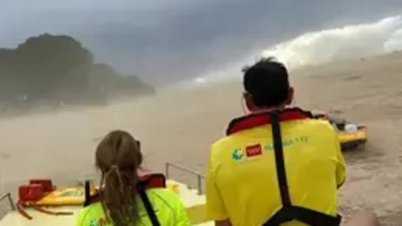  Rescate de una mujer tras caer por una ladera de rocas en el Pantano de San Juan | Europa Press 
