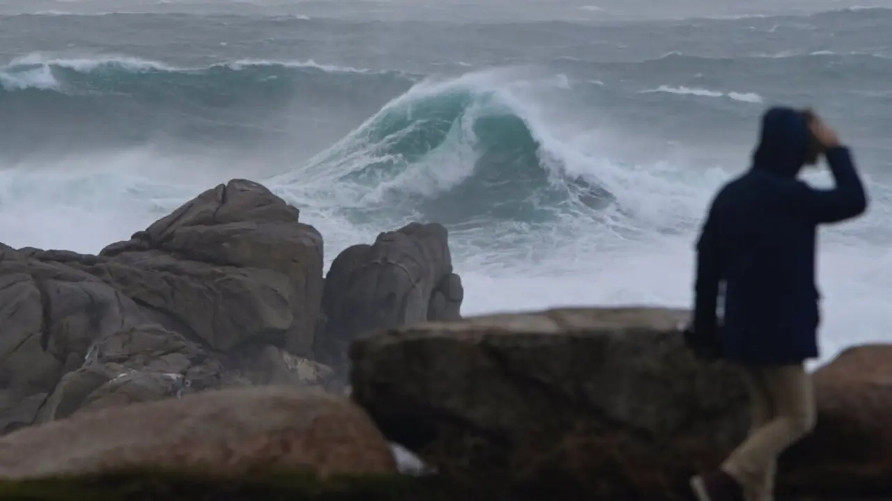  Archivo - Una persona camina por el paseo mar&iacute;timo observando el mar embravecido, a 4 de noviembre de 2023, en A Coru&ntilde;a, Galicia (Espa&ntilde;a). - M. Dylan - Europa Press - Archivo 