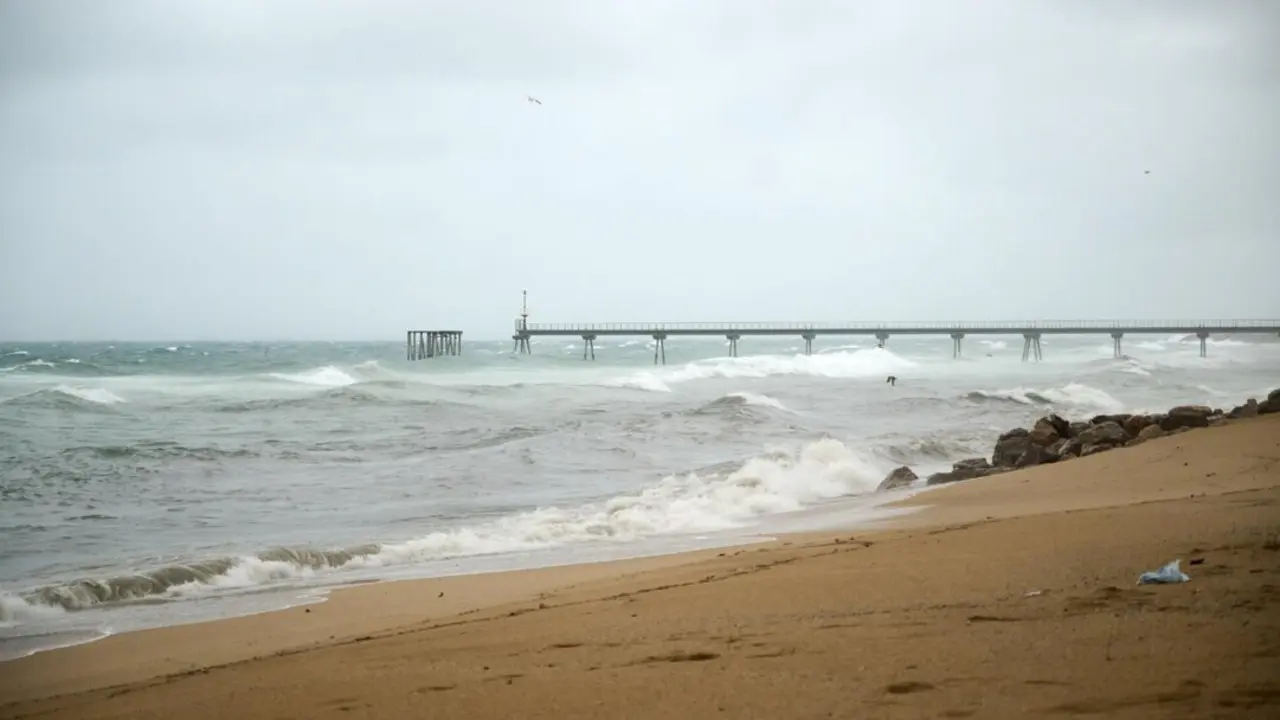  Archivo - Oleaje en la playa de Badalona afectado por las lluvias, a 7 de febrero de 2023, en Badalona, Barcelona, Catalunya (Espa&ntilde;a). - Lorena Sop&ecirc;na - Europa Press - Archivo 