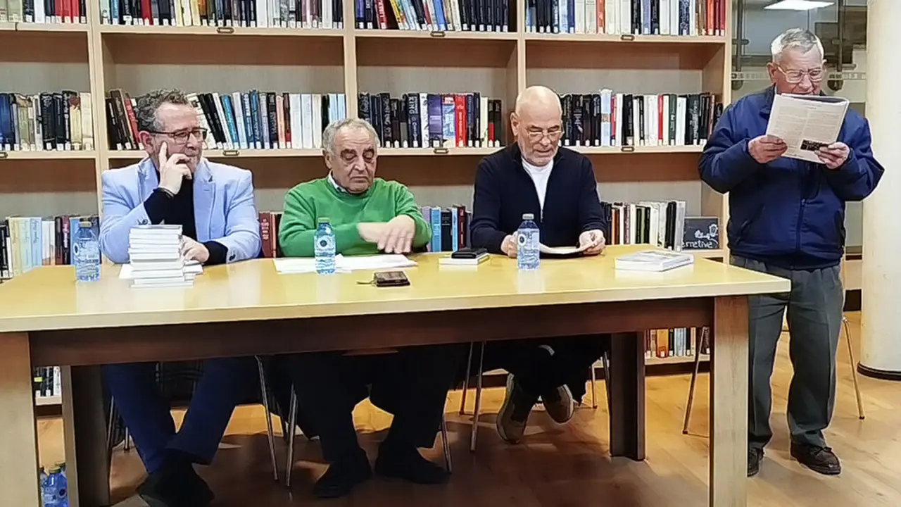  El poeta Julián Mateos de la Higuera recitando una de sus composiciones | NP Grupo Oretania 