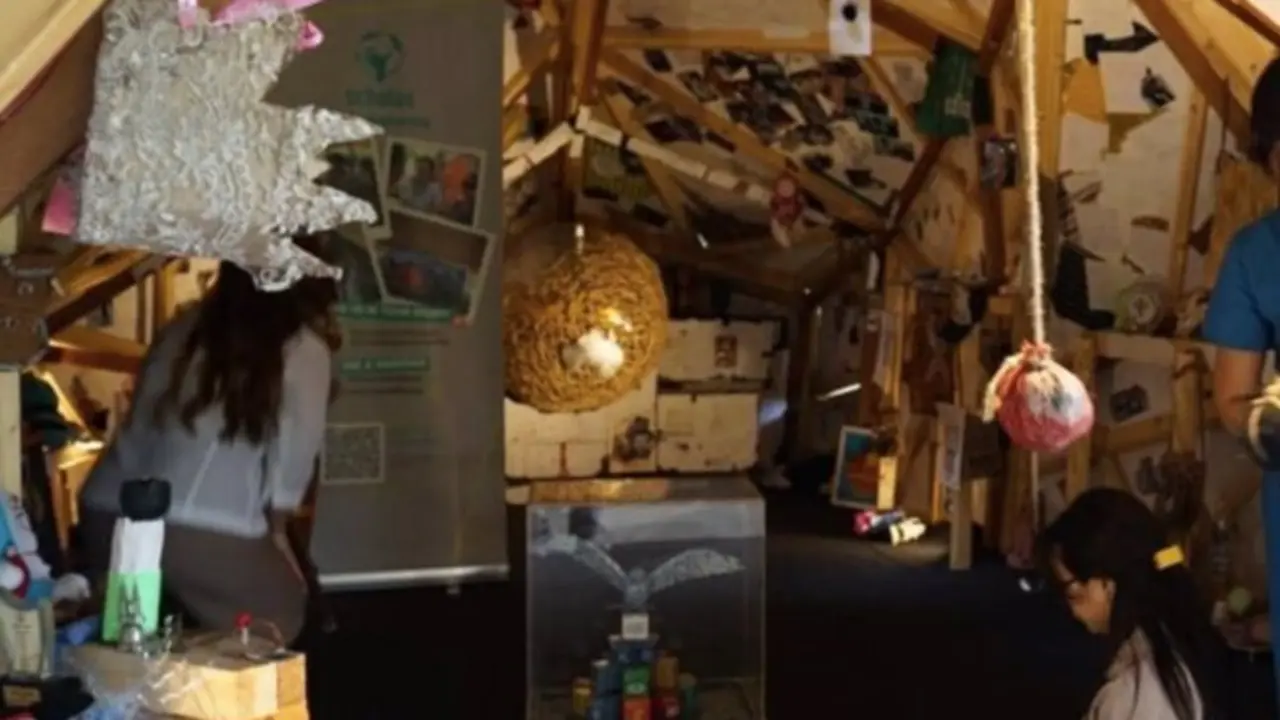  Unas j&oacute;venes rezan dentro del 'Poliedro Hati', en Indonesia. - SCHOLAS OCURRENTES | EP 