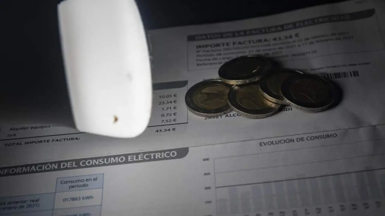  Una l&aacute;mpara refleja el importe de una factura el d&iacute;a en que el precio de la luz ha marcado un m&iacute;nimo por primera vez en dos meses, a 27 de diciembre de 2021, en Madrid, (Espa&ntilde;a). - Eduardo Parra - Europa Press 