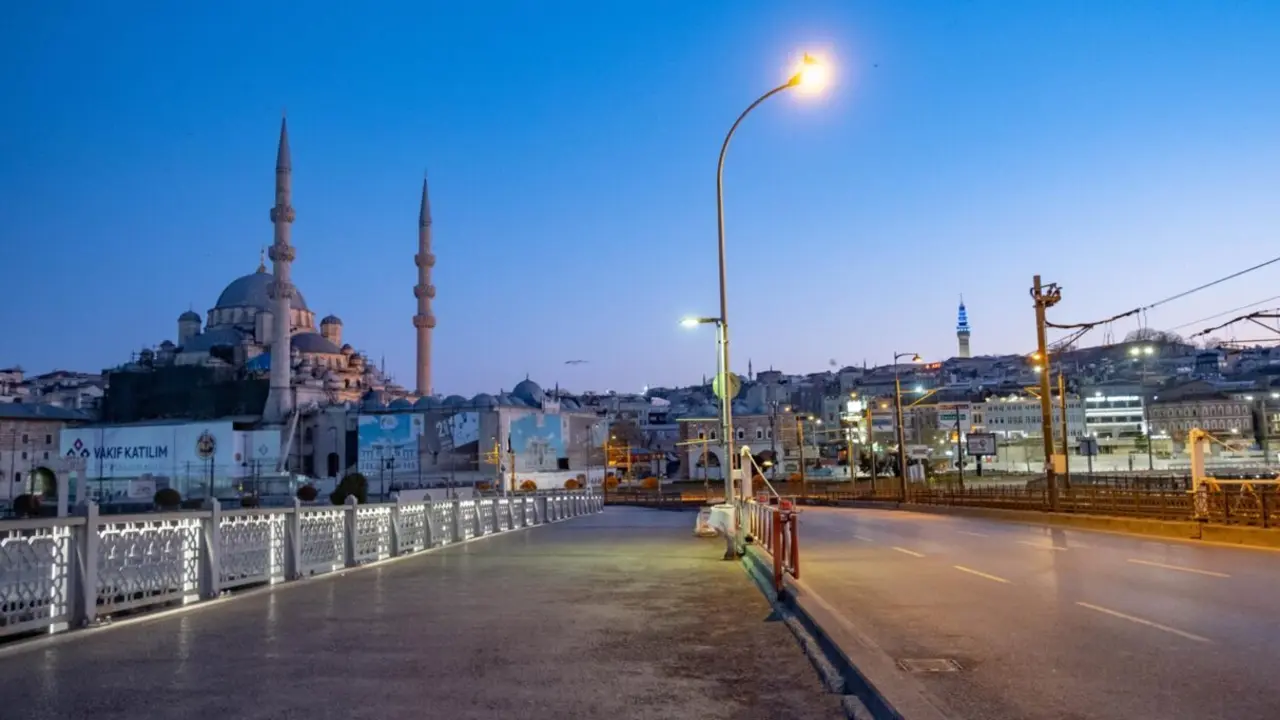  Archivo - Vista general del puente de G&aacute;lata, en Estambul (Turqu&iacute;a), durante el confinamiento por la pandemia de coronavirus - Yasin Akgul/dpa - Archivo 