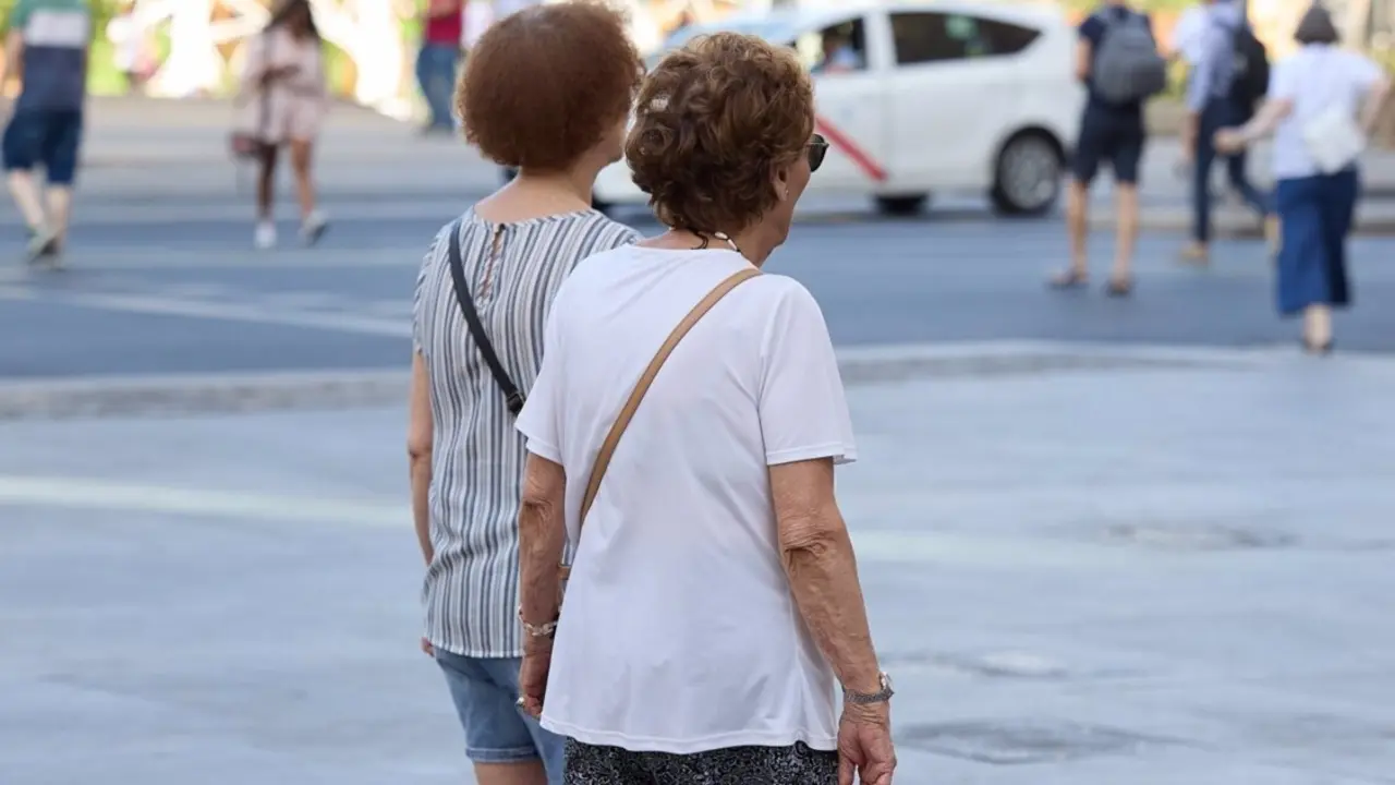  Archivo - Dos mujeres jubiladas caminan por una calle de Madrid - JES&Uacute;S HELL&Iacute;N / EUROPA PRESS - Archivo 