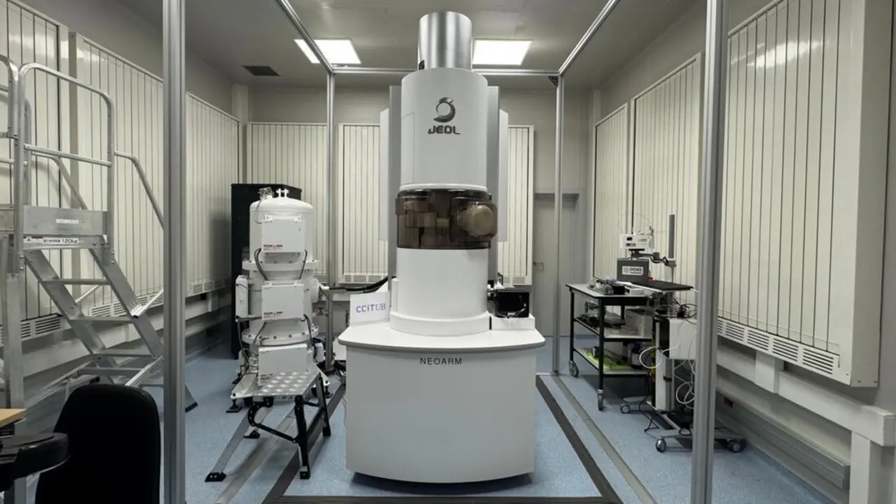  Archivo - El nuevo microscopio en las instalaciones del Parc Cient&iacute;fic de Barcelona - EUROPA PRESS - Archivo 