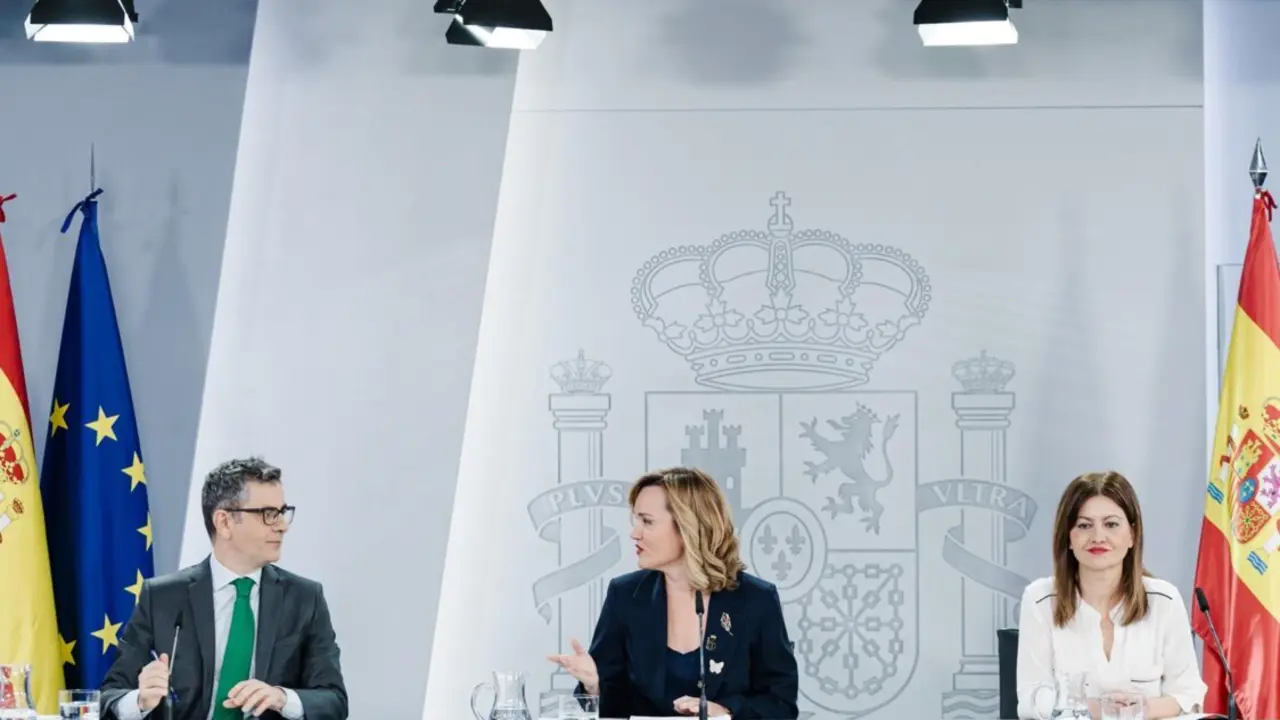  (I-D) El ministro de la Presidencia, Relaciones con las Cortes y Justicia, F&eacute;lix Bola&ntilde;os; la ministra Portavoz, Pilar Alegr&iacute;a y la ministra de Juventud e Infancia, Sira Rego, durante una rueda de prensa tras el Consejo de Ministros - Carlos Luj&aacute;n - Europa Press 