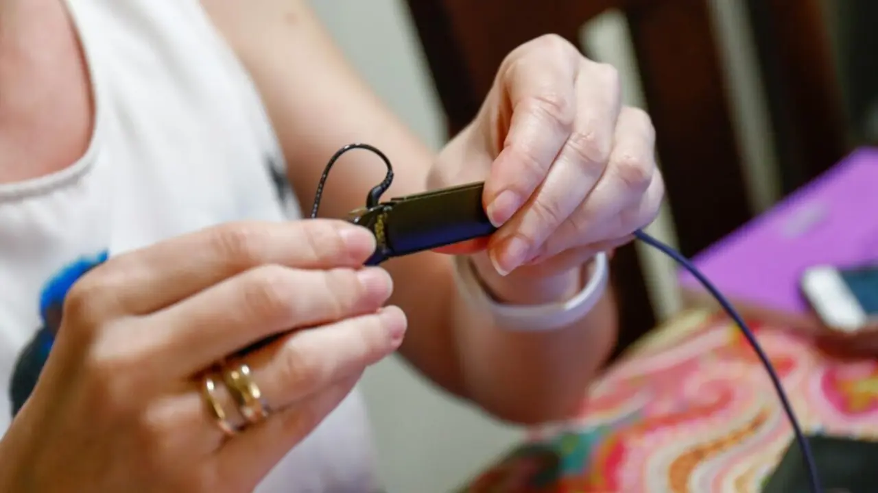  Archivo - Usuaria de un implante coclear - &Oacute;scar J.Barroso - Europa Press - Archivo 