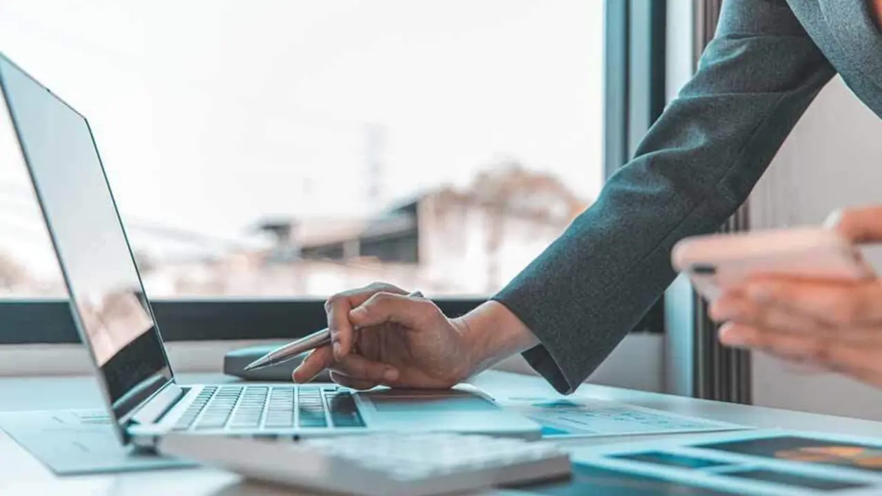  Aut&oacute;nomo trabajando en su portatil 