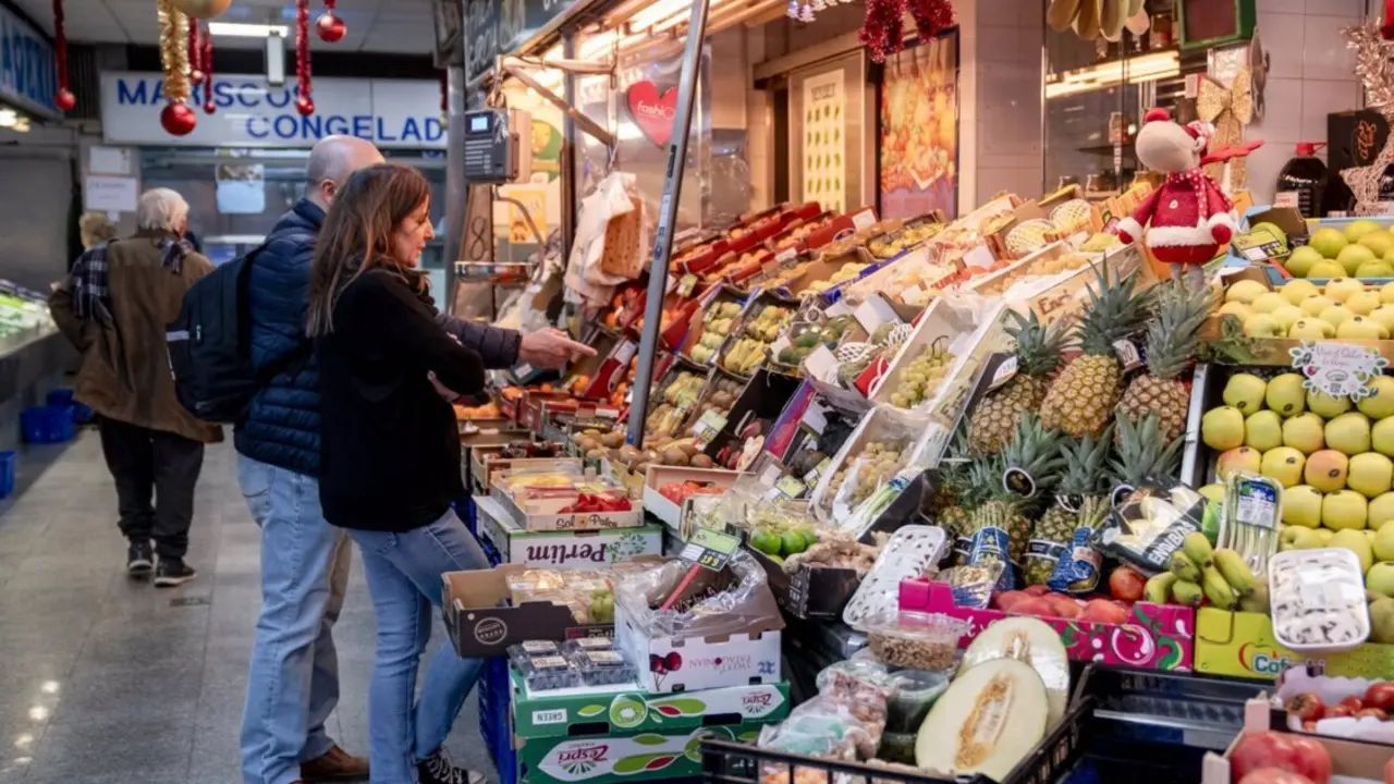  Archivo - Varias personas hacen compras en un mercado - A. P&eacute;rez Meca - Europa Press - Archivo 