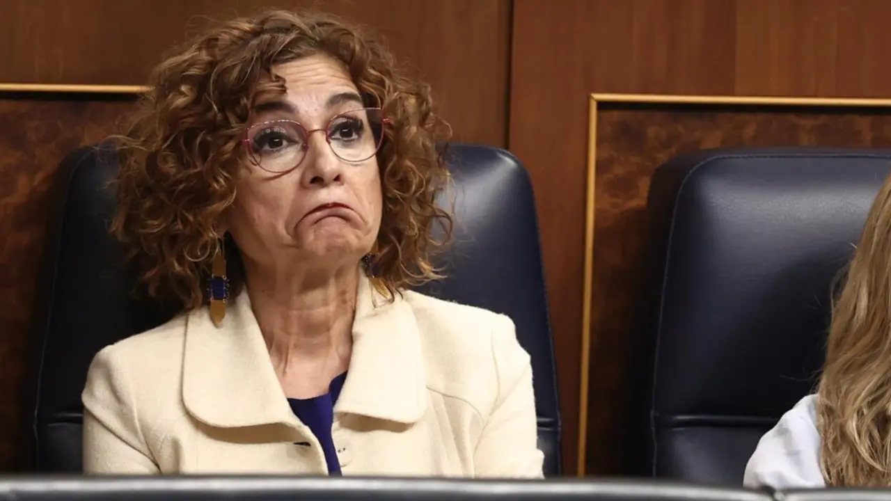  Archivo - (I-D) La vicepresidenta primera y ministra de Hacienda, Mar&iacute;a Jes&uacute;s Montero, y la vicepresidenta segunda y ministra de Trabajo y Econom&iacute;a Social, Yolanda D&iacute;az - Eduardo Parra - Europa Press - Archivo 