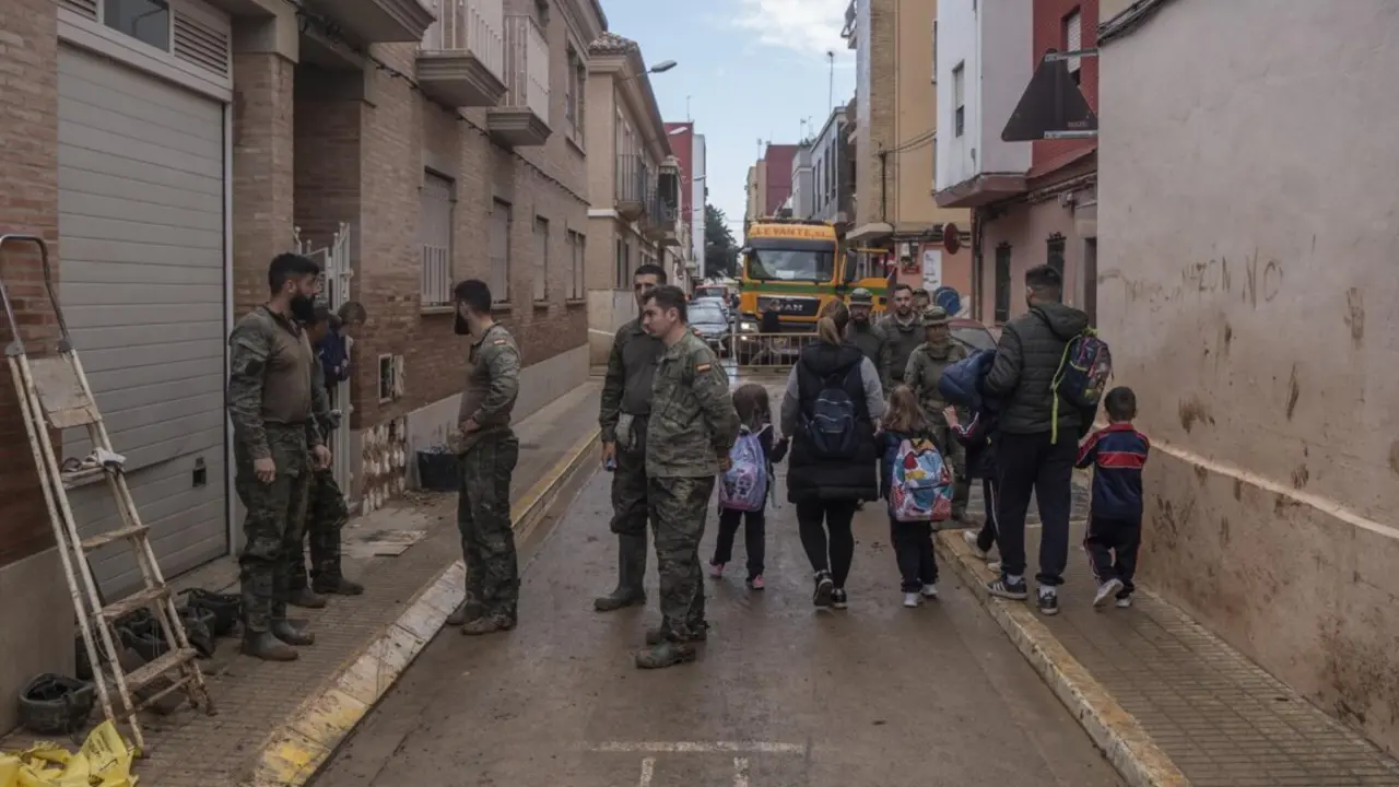  Archivo - Militares en Paiporta (Valencia) ayudando tras la dana - Jorge Gil - Europa Press - Archivo 
