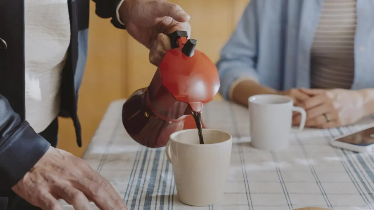  Persona echando caf&eacute;. - MARCILLA. 