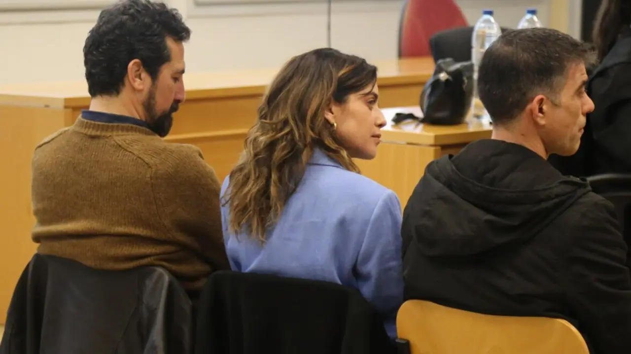  Mar&iacute;a Le&oacute;n sentada en el interior del Juzgado de lo Penal n&uacute;mero 12 de Sevilla para declarar ante el juez acusada de agredir a una polic&iacute;a local, a 14 de marzo de 2025, en Sevilla - Leandro Wassaul 