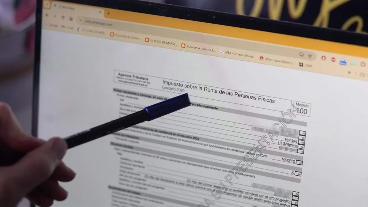  Archivo - Una persona hace la declaración de la renta en un ordenador - Eduardo Parra - Europa Press - Archivo 