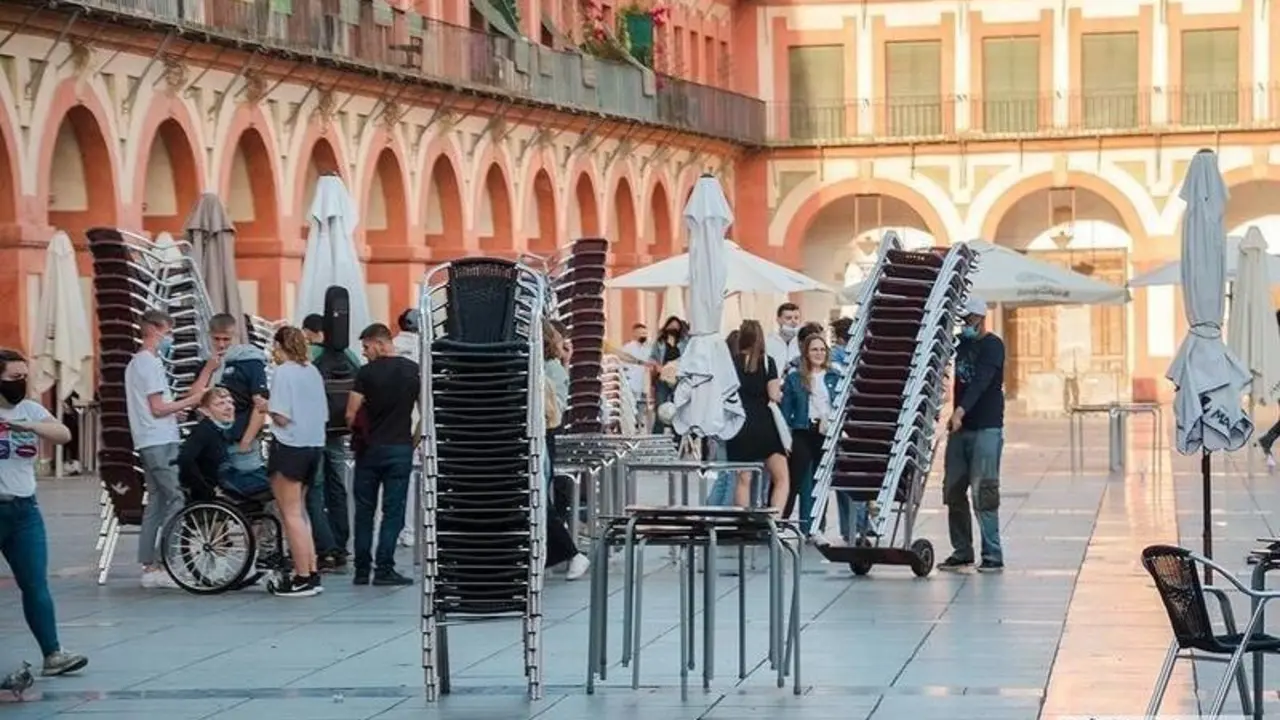  Recogida de las terrazas por la tarde antes del cierre / Pilar Gázquez. 