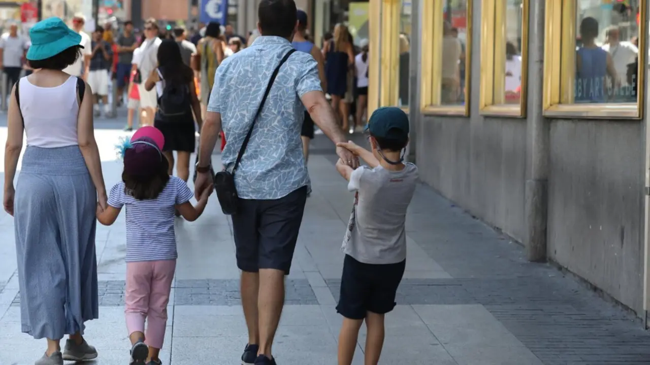  Archivo - Una familia pasea de la mano por una calle - Marta Fern&aacute;ndez - Europa Press - Archivo 