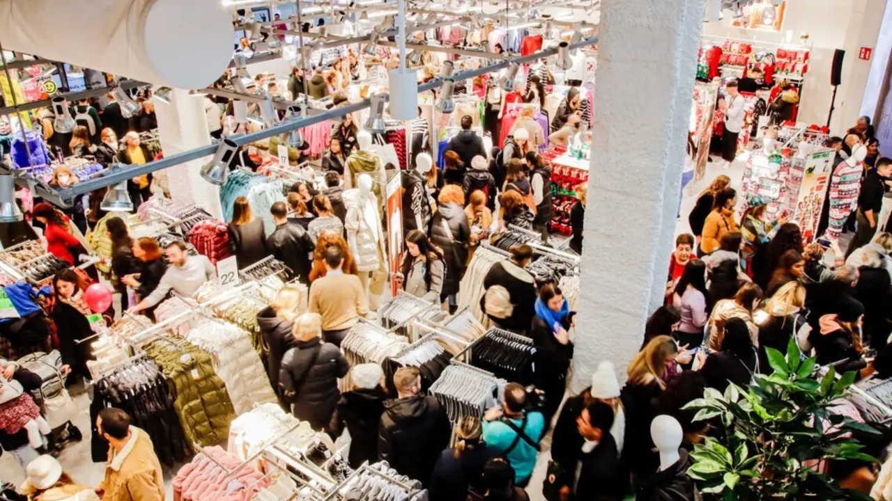  Archivo - Varias personas en la tienda de Lefties de la calle Montera, a 9 de diciembre de 2022, en Madrid (Espa&ntilde;a). - Carlos Luj&aacute;n - Europa Press - Archivo 