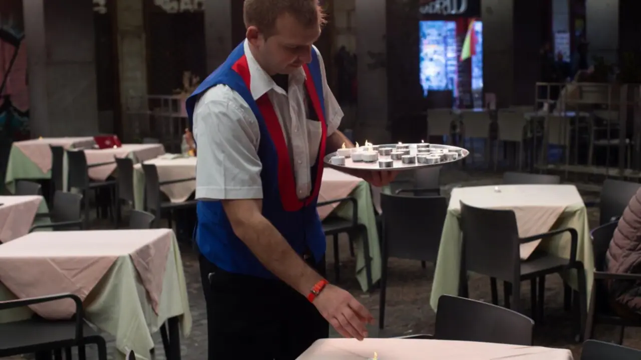 Archivo - Un camarero trabajando en una terraza de Madrid - Gustavo Valiente - Europa Press - Archivo