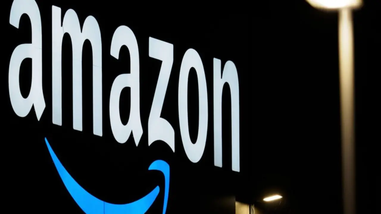  Archivo - FILED - 17 December 2020, Brandenburg, Schoenefeld: The logo of the US retail and tech giant Amazon is seen on the facade of a sorting center. Photo: Soeren Stache/dpa-Zentralbild/dpa - Soeren Stache/dpa-Zentralbild/dp - Archivo 