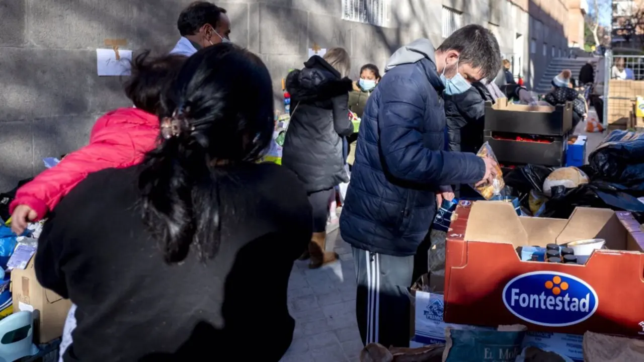  Archivo - Personas en riesgo de exclusi&oacute;n en una entrega de alimentos. - Alberto Ortega - Europa Press - Archivo 