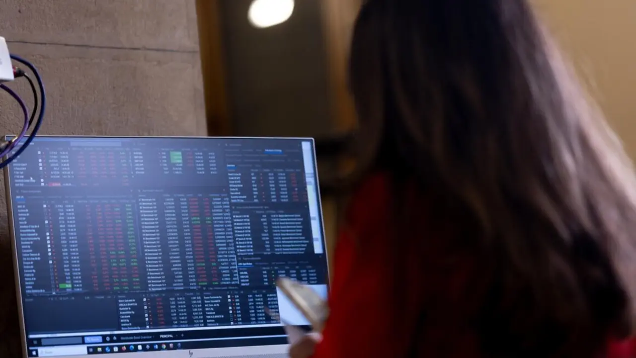  Un panel del IBEX 35 en el Palacio de la Bolsa de Madrid, a 4 de abril de 2025, en Madrid (Espa&ntilde;a). - Eduardo Parra - Europa Press 