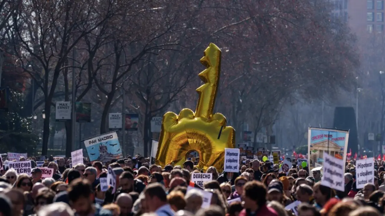  Archivo - Cientos de personas durante una manifestaci&oacute;n por una vivienda digna, a 9 de febrero de 2025, en Madrid (Espa&ntilde;a). - Matias Chiofalo - Europa Press - Archivo 