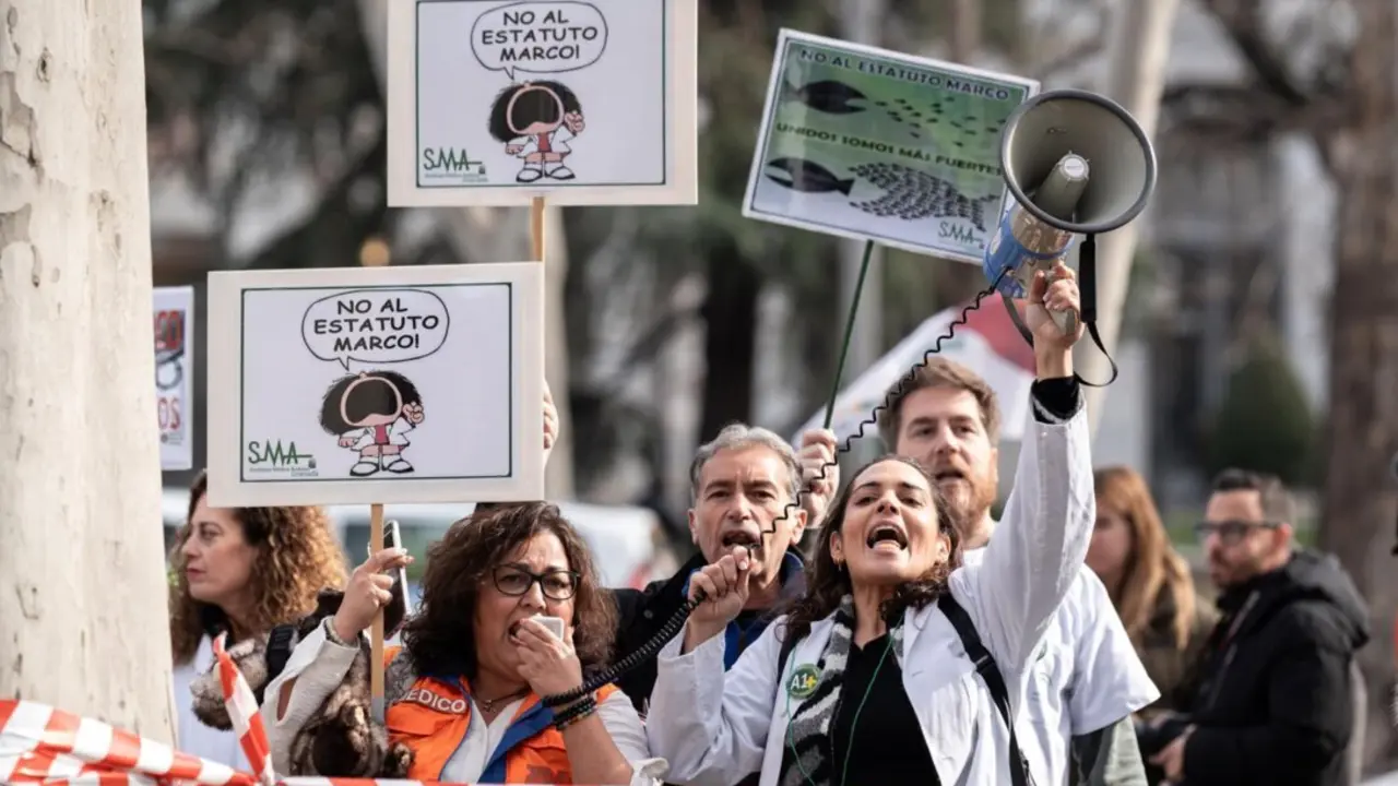  Archivo - Varias personas durante una concentraci&oacute;n de los sindicatos m&eacute;dicos frente al Ministerio de Sanidad, a 13 de febrero de 2025, en Madrid (Espa&ntilde;a) (Archivo). - Diego Radam&eacute;s - Europa Press - Archivo 