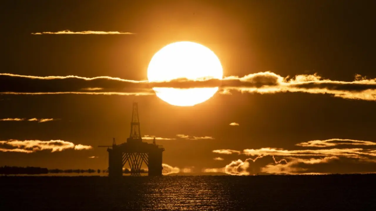  Archivo - 27 April 2020, Scotland, Kirkcaldy: The sun rises behind a redundant oil platform moored in the Firth of Forth near Kirkcaldy. Photo: Jane Barlow/PA Wire/dpa - Jane Barlow/PA Wire/dpa - Archivo 