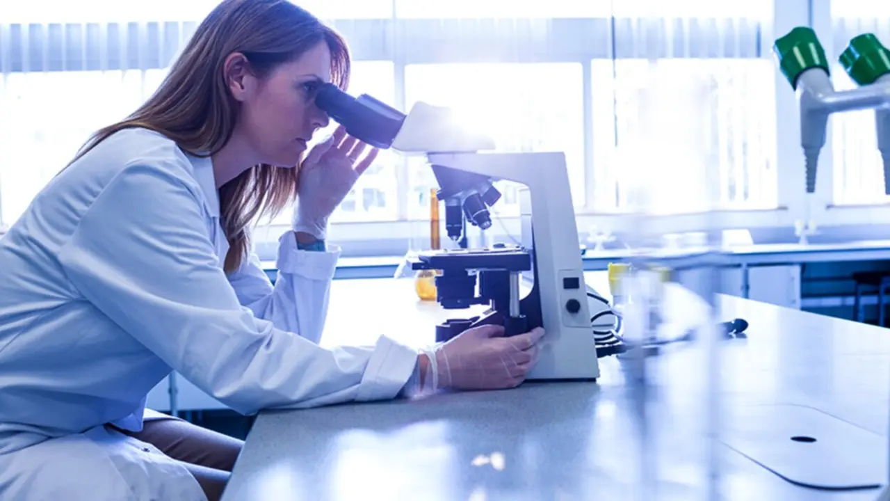  Investigadora de biotecnolog&iacute;a en un laboratorio. 