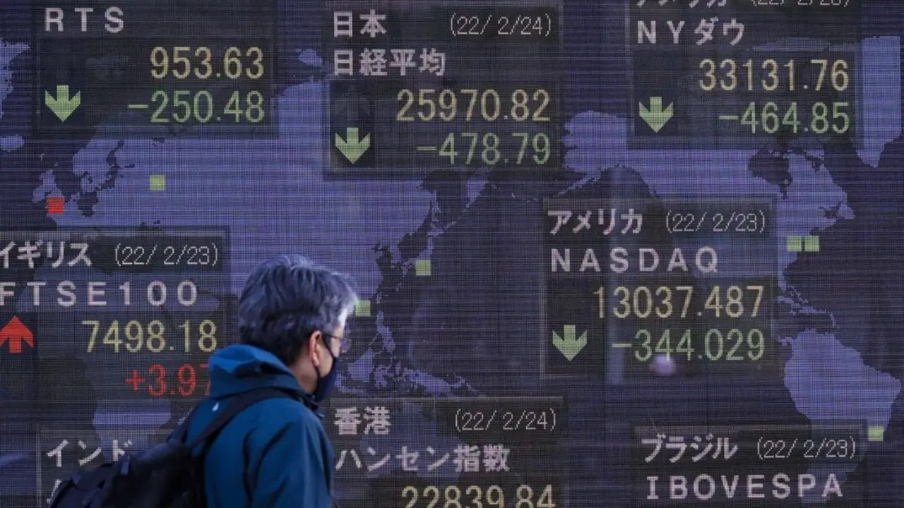  Archivo - 24 February 2022, Japan, Tokyo: A man walks past an electronic stock exchange board displaying Japan's Nikkei stock index in downtown Tokyo. Japan's Nikkei index fell below 26,000 points on Thursday for the first time since November 2020 after R - Rodrigo Reyes Marin/ZUMA Press W / DPA - Archivo 