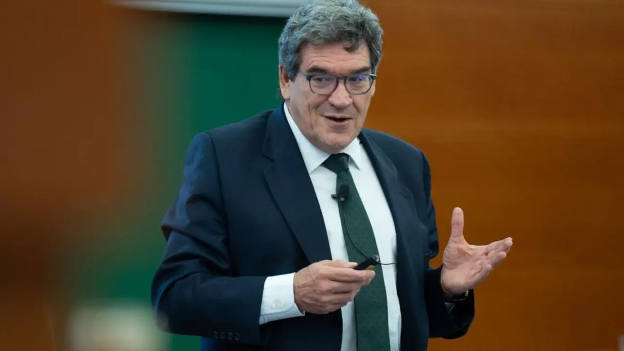  El gobernador del Banco de Espa&ntilde;a, Jos&eacute; Luis Escriv&aacute;, interviene durante la Conferencia sobre IA en finanzas, en IESE Business School, a 21 de marzo de 2025, en Barcelona, Catalunya (Espa&ntilde;a). - David Zorrakino - Europa Press 