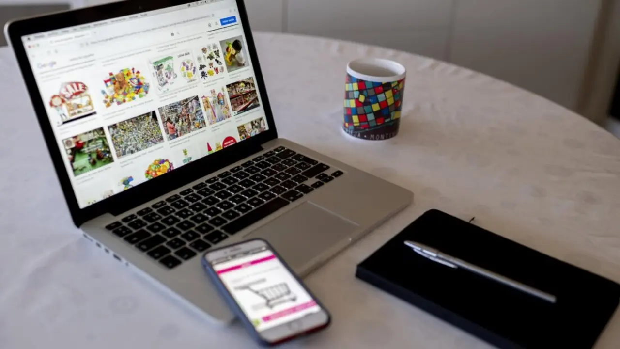  Archivo - Una persona compra con su tel&eacute;fono m&oacute;vil y ordenador el d&iacute;a en que dan comienzo las Rebajas Online, a 3 de enero de 2022, en Madrid, (Espa&ntilde;a). - Alberto Ortega - Europa Press - Archivo 