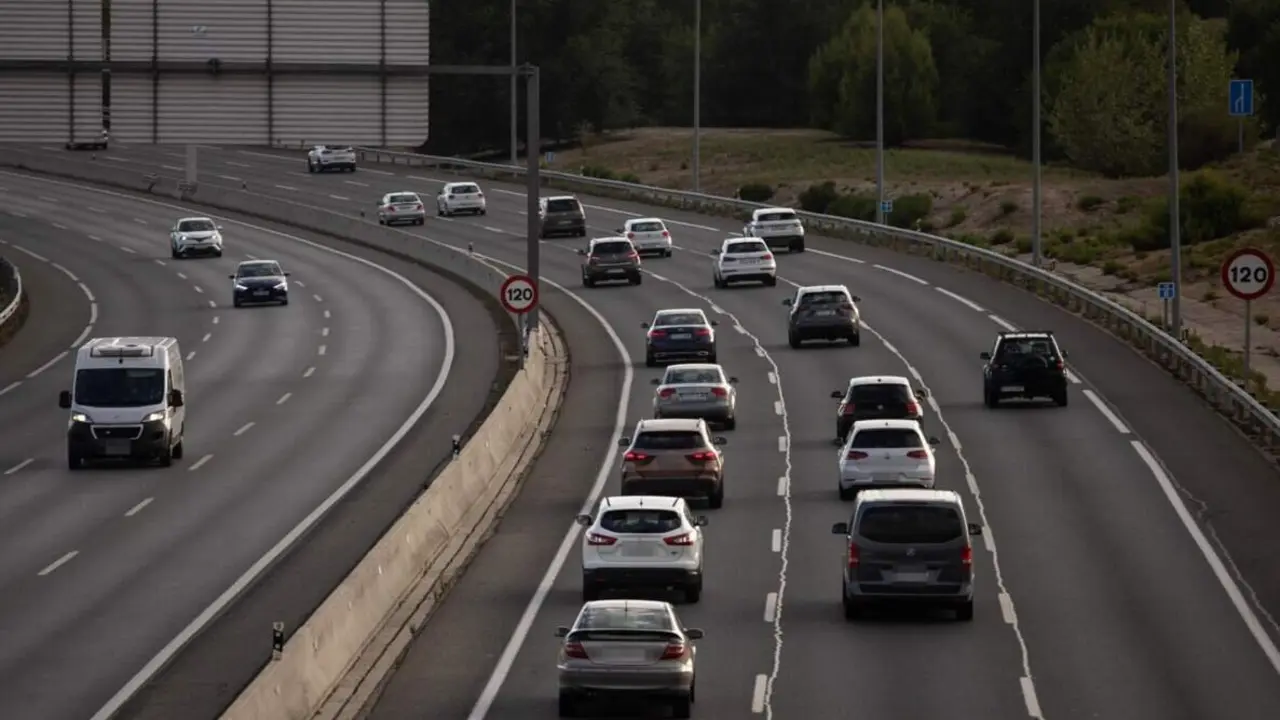  Archivo - Varios veh&iacute;culos en la autov&iacute;a A1, a 1 de septiembre de 2024, en Madrid (Espa&ntilde;a). La Direcci&oacute;n General de Tr&aacute;fico (DGT) prev&eacute; 4.760.000 movimientos de largo recorrido con motivo de la operaci&oacute;n retorno del verano que se puso en marcha desde el p - Alejandro Mart&iacute;nez V&eacute;lez - Europa Press - Archivo 