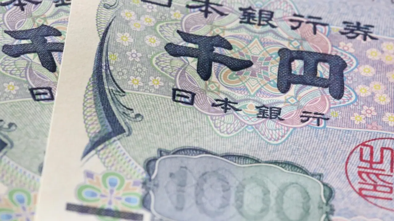  Archivo - FILED - 19 February 2016, Hamburg: A view of bank notes of the Japanese currency Yen lying on a table. Japan's central bank is issuing a new banknote series for the first time in 20 years. Photo: picture alliance / dpa - picture alliance / dpa - Archivo 