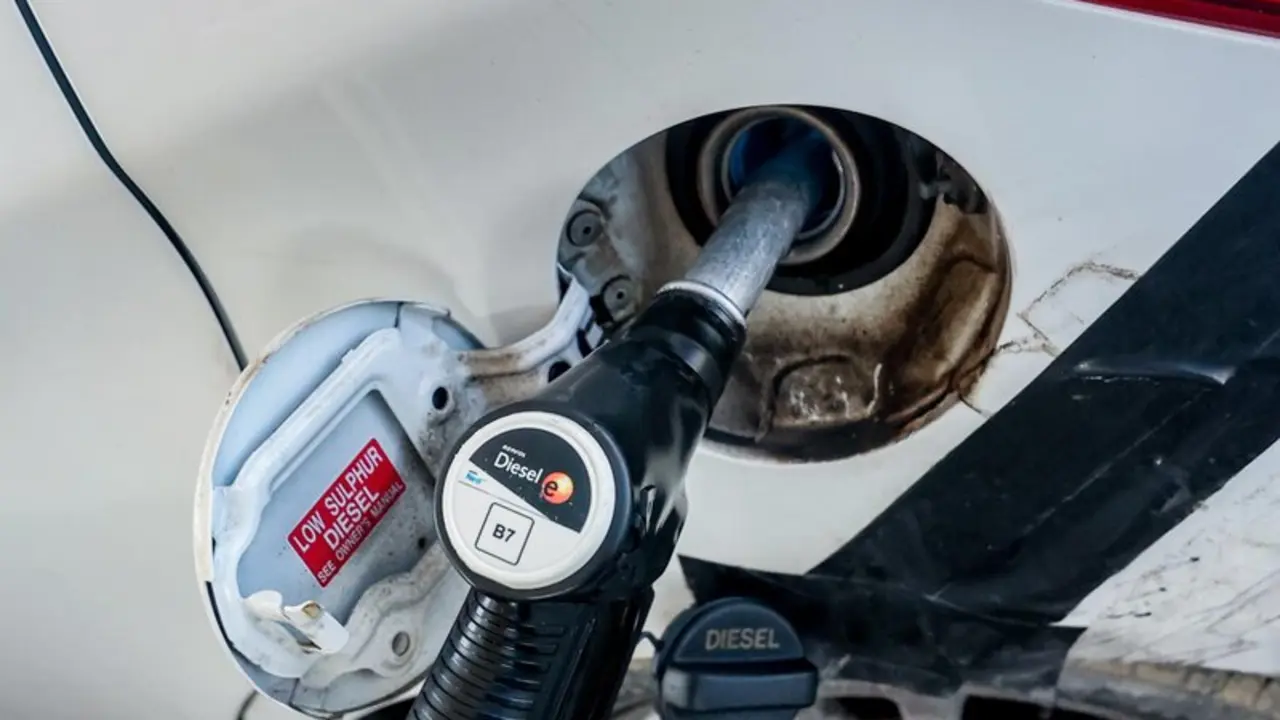  Un manguera de diesel reposta combustible en un veh&iacute;culo - Ricardo Rubio - Europa Press 