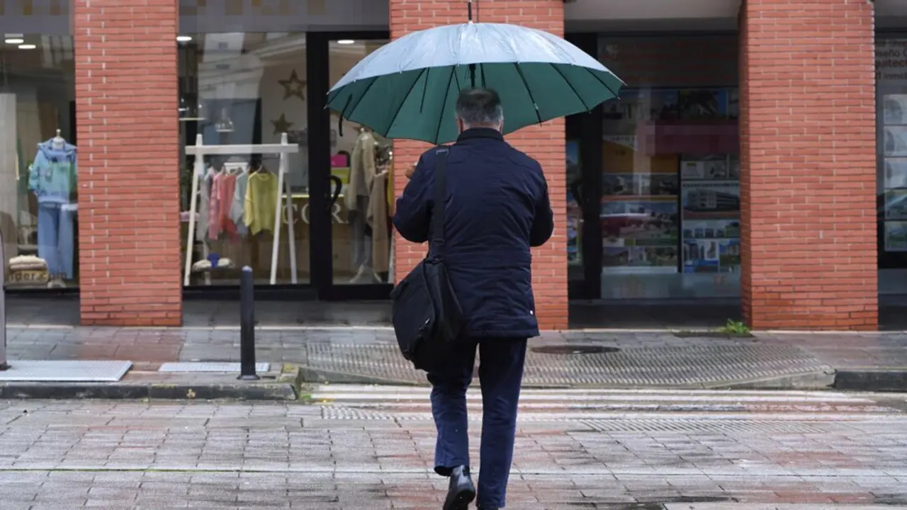  Hombre bajo la lluvia - C&eacute;sar Ortiz - Europa Press 