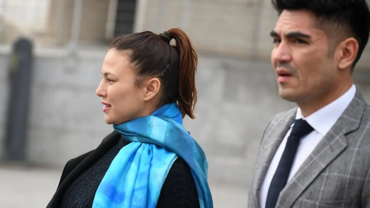  La actriz, Elisa Moulia&aacute;, junto a su abogado, Alfredo Arri&eacute;n, a su salida de los Juzgados de Plaza de Castilla - Fernando S&aacute;nchez - Europa Press 