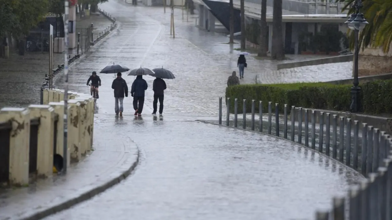  Archivo - Varias se protegen de la lluvia con un paraguas. A 03 de marzo de 2025, en Sevilla (Andaluc&iacute;a, Espa&ntilde;a). - Joaquin Corchero - Europa Press - Archivo 