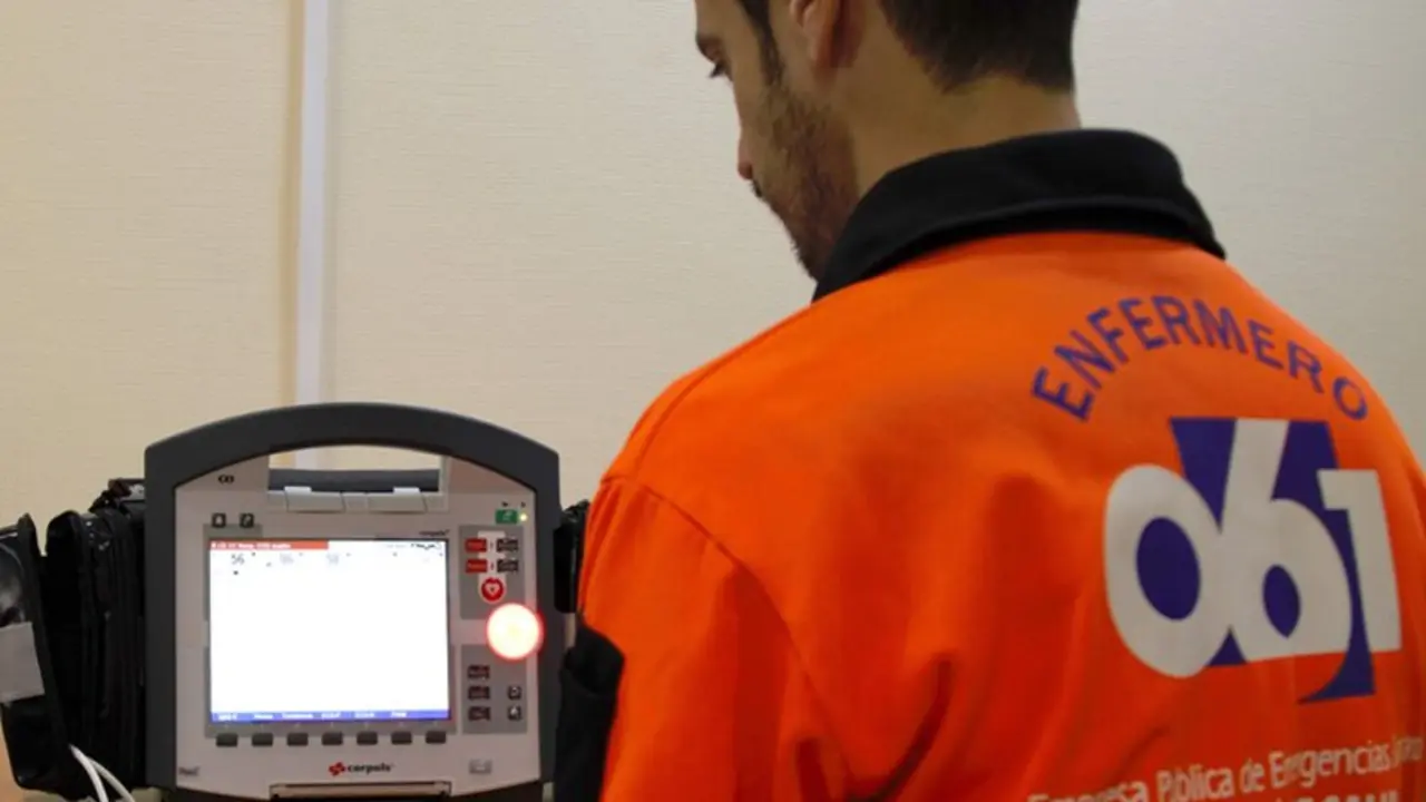  Un enfermero de Emergencias Sanitarias leyendo analizando el ritmo cardiaco durante la utilizaci&oacute;n de un desfibrilador. 