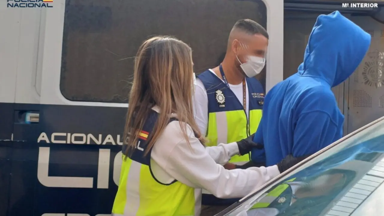  Agentes de la Polic&iacute;a Nacional acompa&ntilde;an a uno de los detenidos - POLIC&Iacute;A NACIONAL / GUARDIA CIVIL | EP 