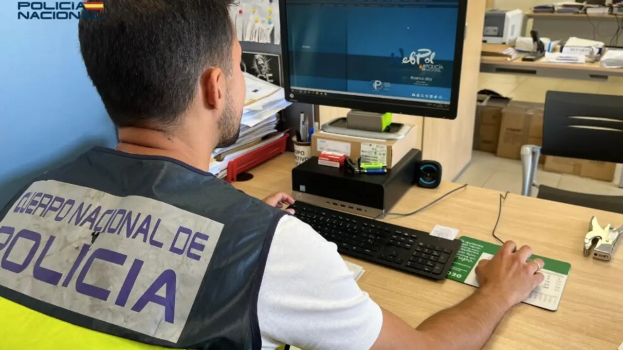  Archivo - Imagen de recurso de un agente de la Polic&iacute;a Nacional. - POLIC&Iacute;A NACIONAL - Archivo | EP 