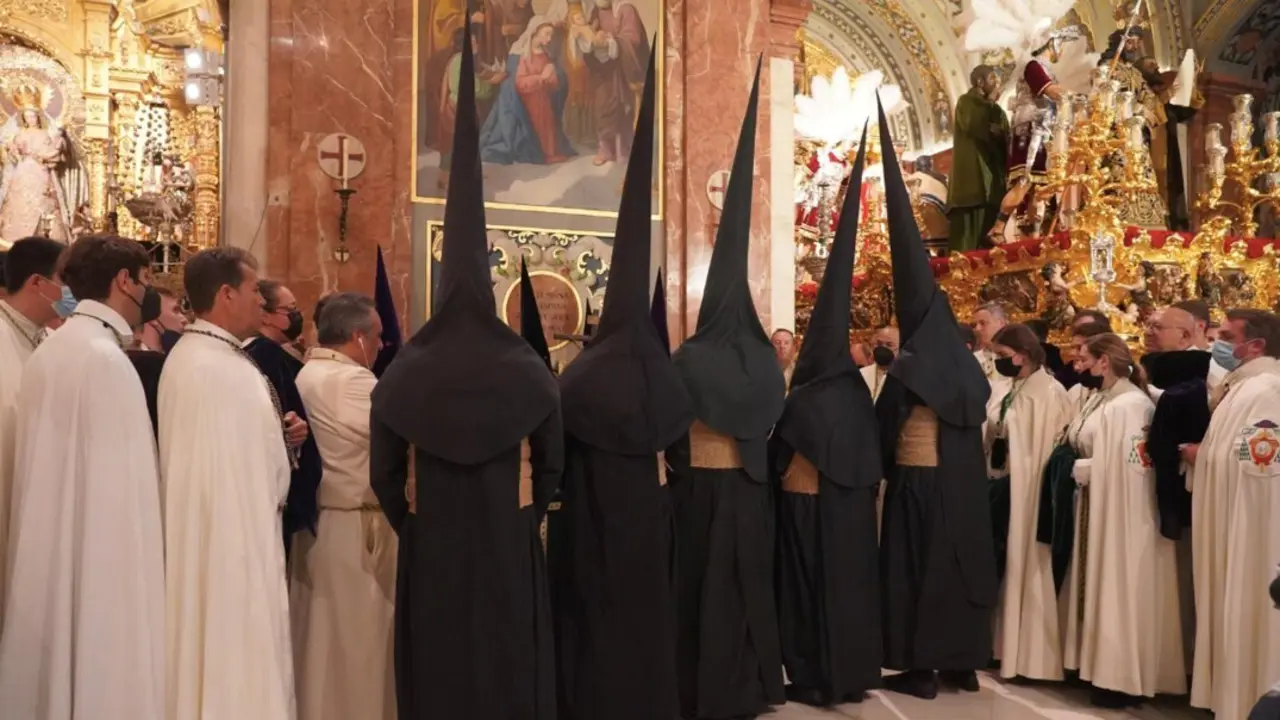  Archivo - Nazarenos de la Hermandad del Gran Poder, en la Bas&iacute;lica de la Macarena para pedir la venia en una reciente Madrugada de la Semana Santa. - Eduardo Briones - Europa Press - Archivo 