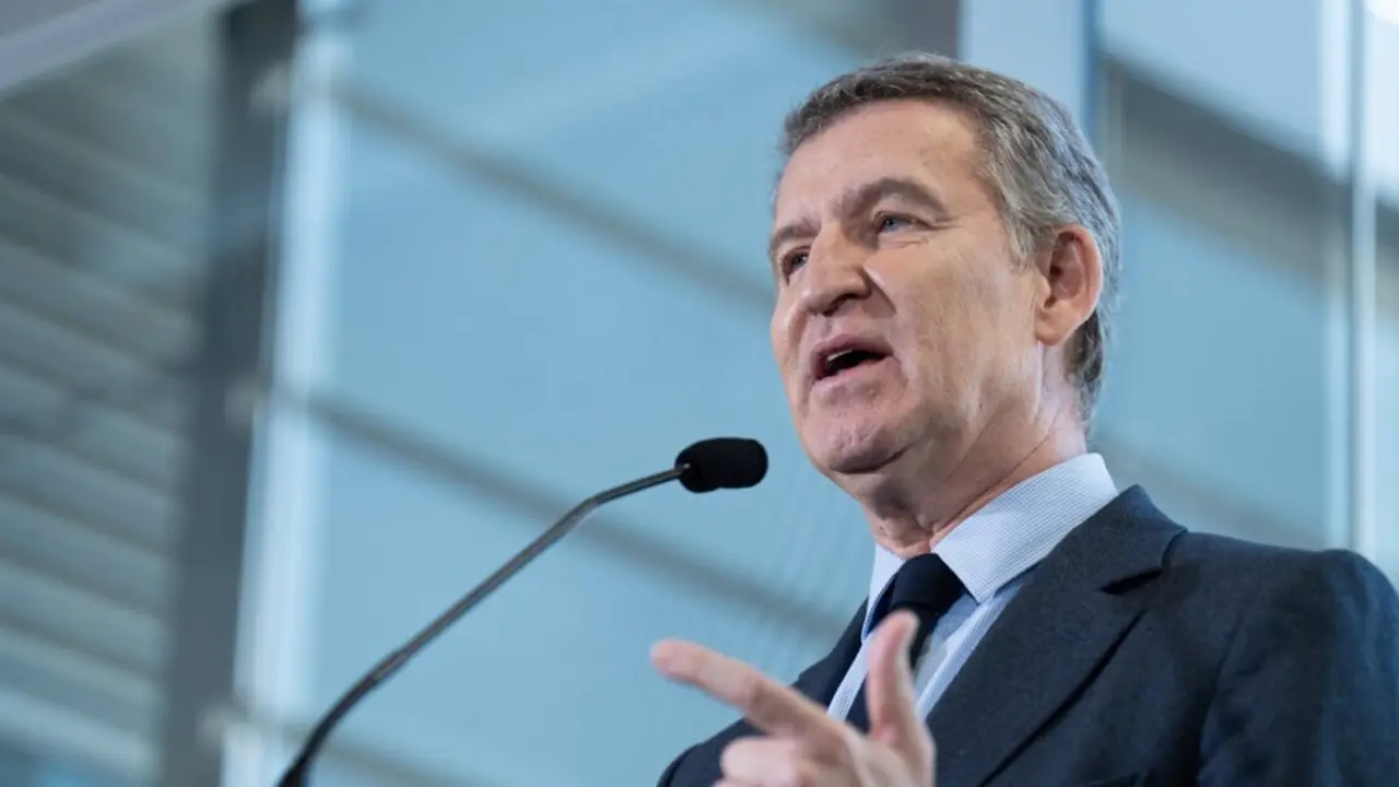  Archivo - El presidente del PP, Alberto N&uacute;&ntilde;ez Feij&oacute;o, ofrece declaraciones a los medios durante su visita a la sede de la empresa Isdin, a 9 de diciembre de 2024, en Barcelona, Catalunya (Espa&ntilde;a). - David Zorrakino - Europa Press - Archivo 