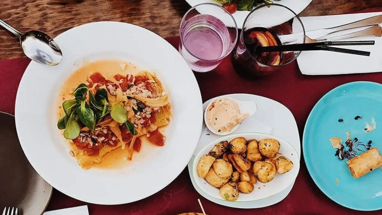  Platos de comida en un restaurante 