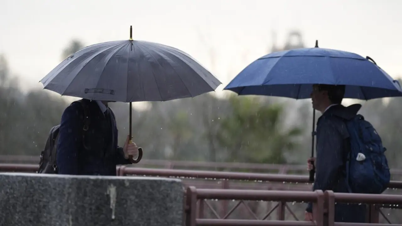  Varias personas se protegen de la lluvia con un paraguas. - Joaquin Corchero - Europa Press 