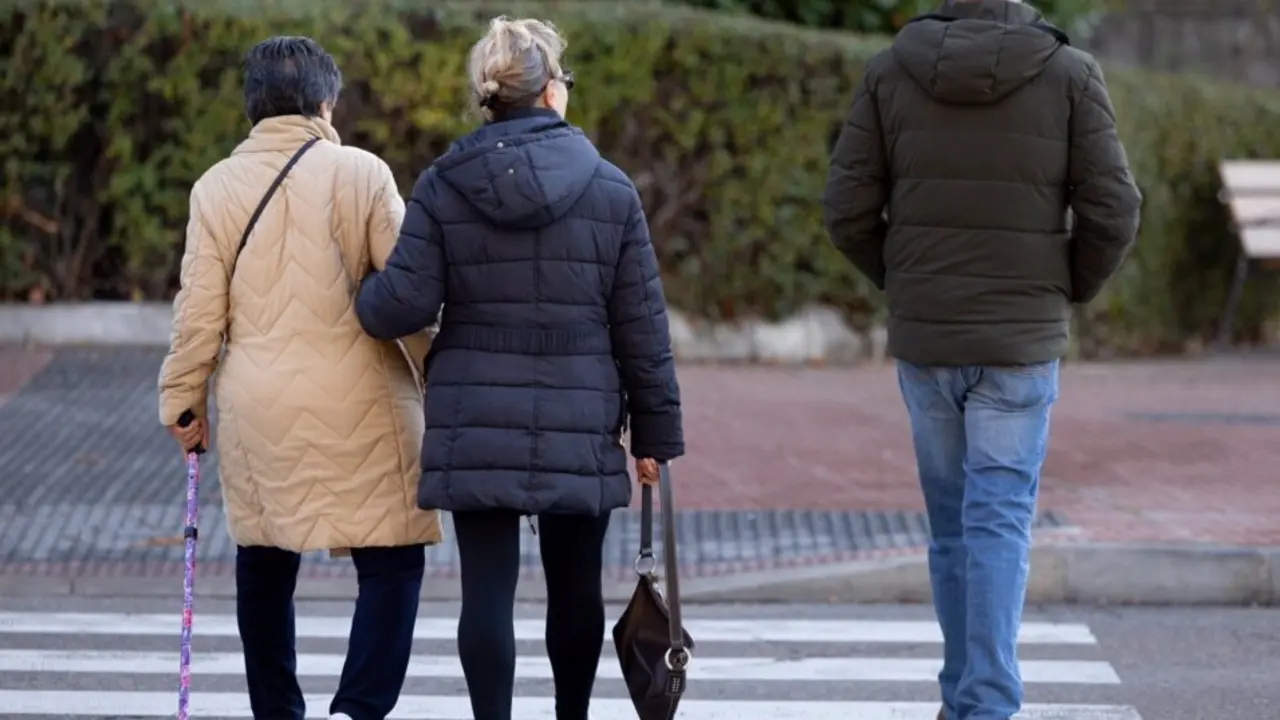  Archivo - Varias personas mayores de 55 a&ntilde;os caminando por una calle de Madrid - EDUARDO PARRA / EUROPA PRESS - Archivo 