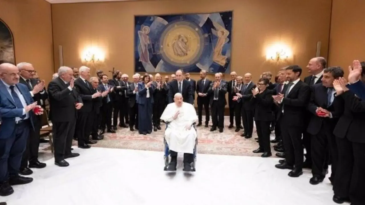  El Papa saluda a los responsables y al personal del Policl&iacute;nico Gemelli, de la Universidad Cat&oacute;lica y de la Direcci&oacute;n de Salud e Higiene del Estado de la Ciudad del Vaticano. - VATICAN MEDIA DIVISIONE FOTO 