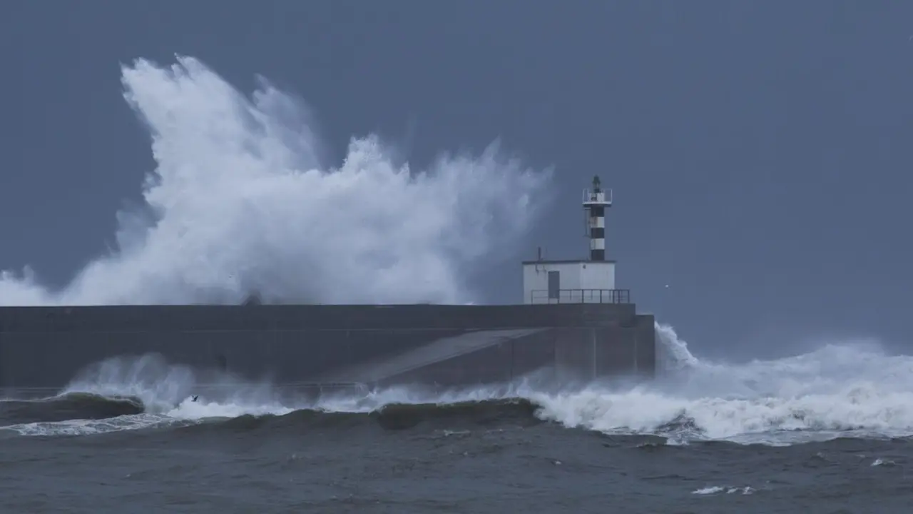  Archivo - Olas rompen contra el faro de la localidad de San Esteban de Pravia, perteneciente al concejo de Muros de Nal&oacute;n, en Asturias (Espa&ntilde;a), a 28 de diciembre de 2020. - Jorge Peteiro - Europa Press - Archivo 